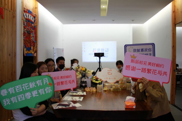 媒體合影配圖