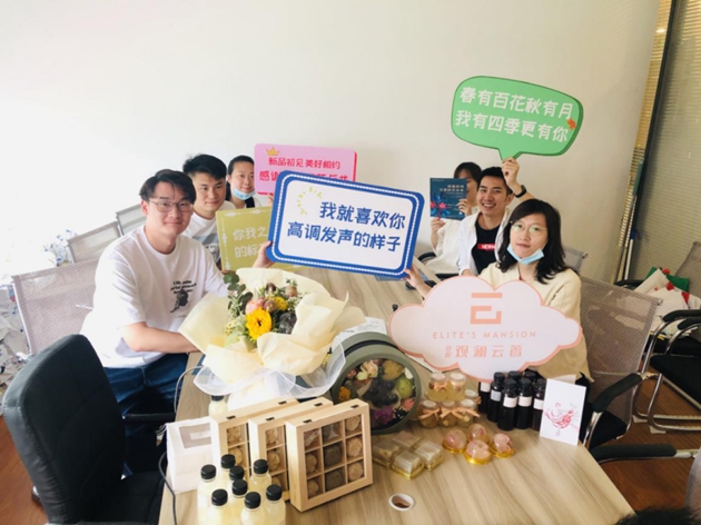 媒體合影配圖